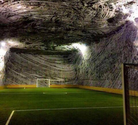 عکس | تصویری جالب از زمین فوتبالی در اعماق زمین