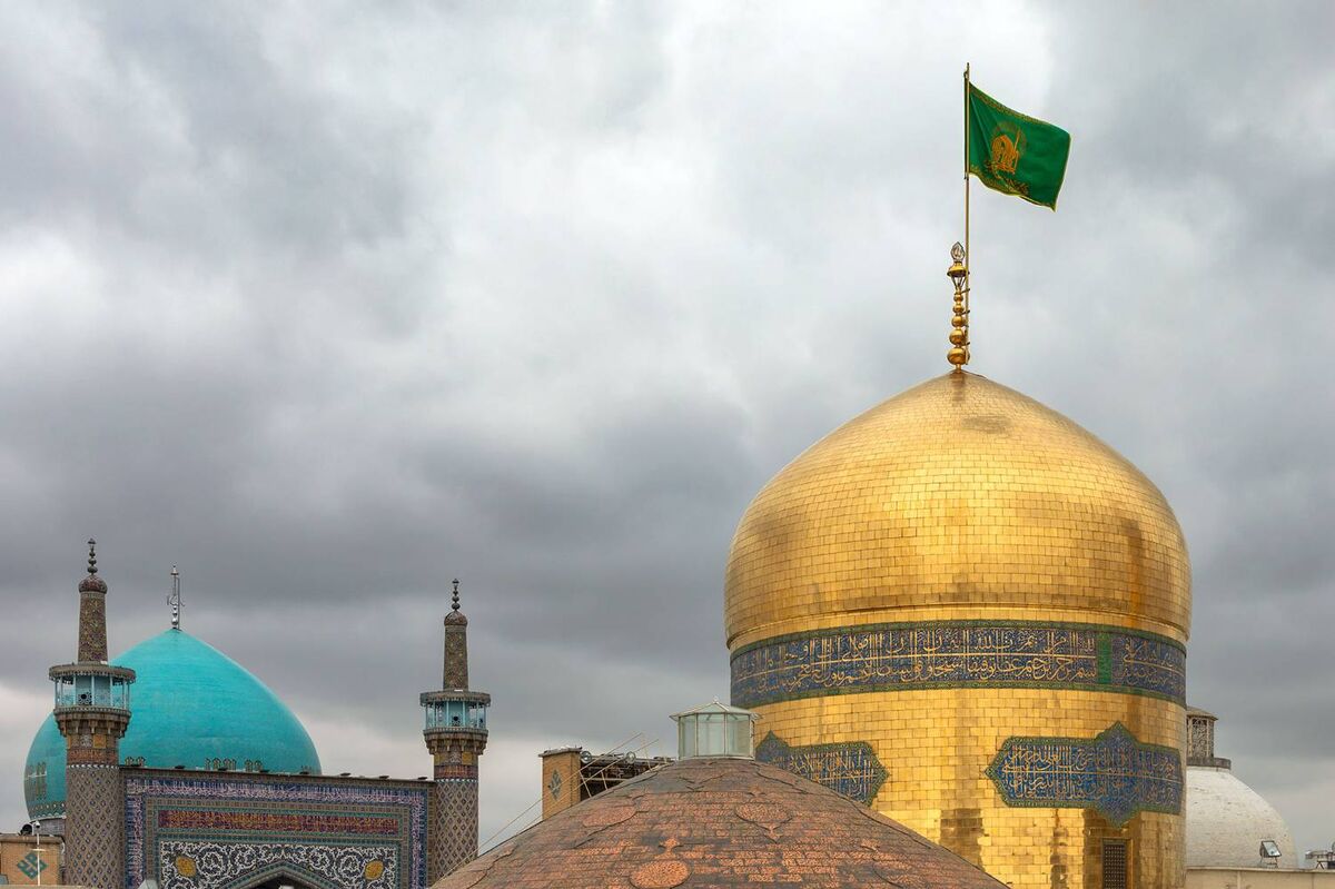 عملیات غبارروبی و شست‌وشوی گنبد مطهر حرم امام رضا (ع)