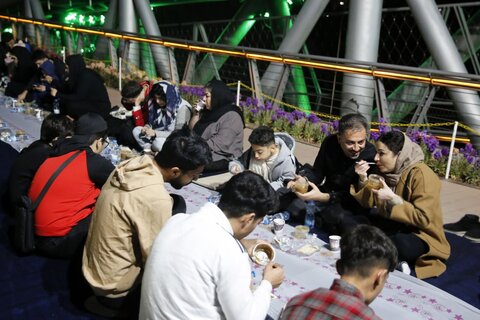 عکس | سفره افطاری در پل طبیعت