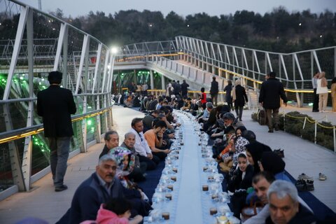 عکس | سفره افطاری در پل طبیعت