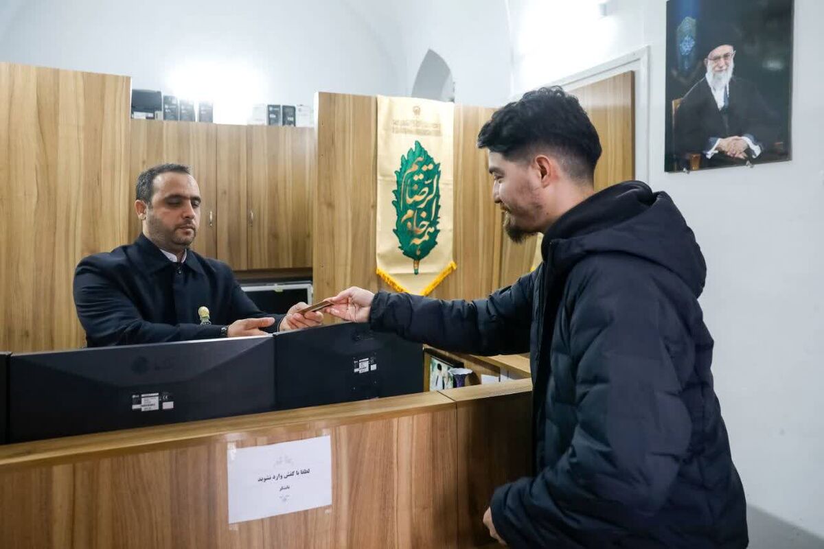 در غربت هم به غریب‌الغربا(ع) پناه آورده‌ام