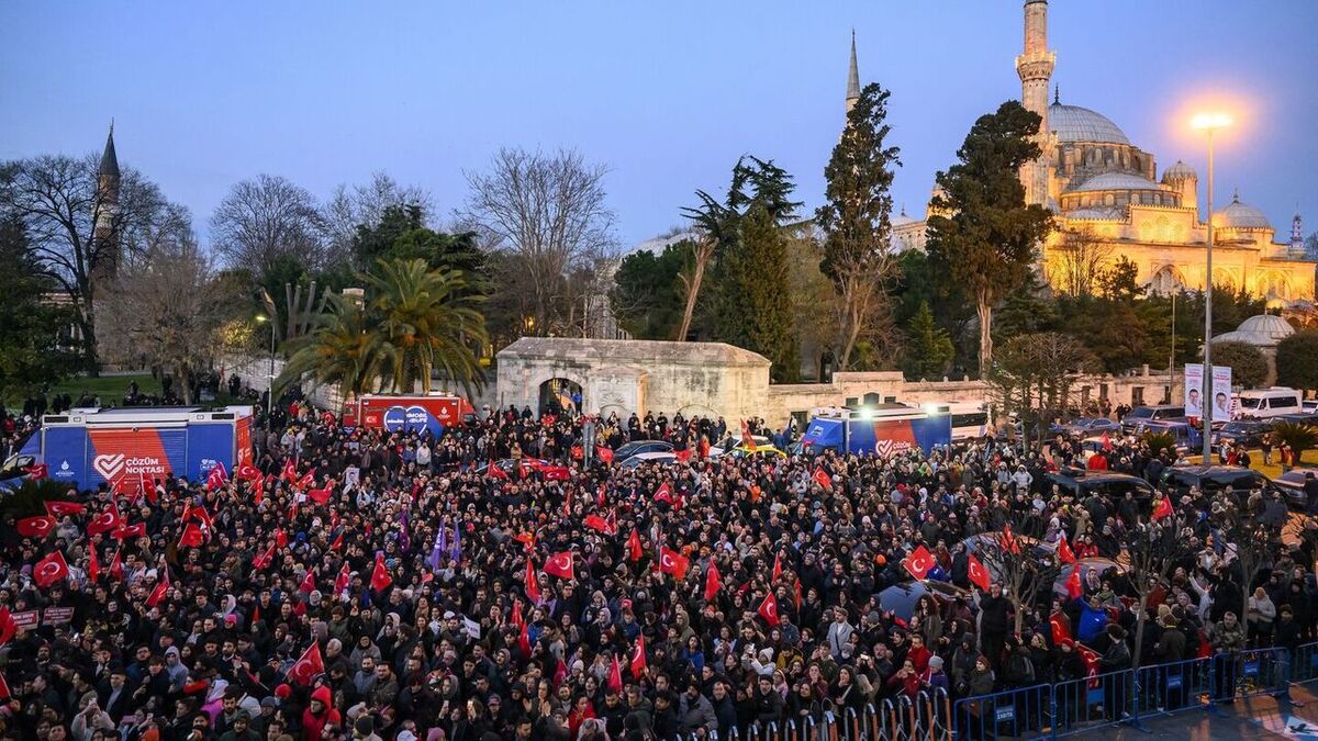 راهپیمایی اعتراضی مردم ترکیه پس از بازداشت رقیب اصلی اردوغان در انتخابات