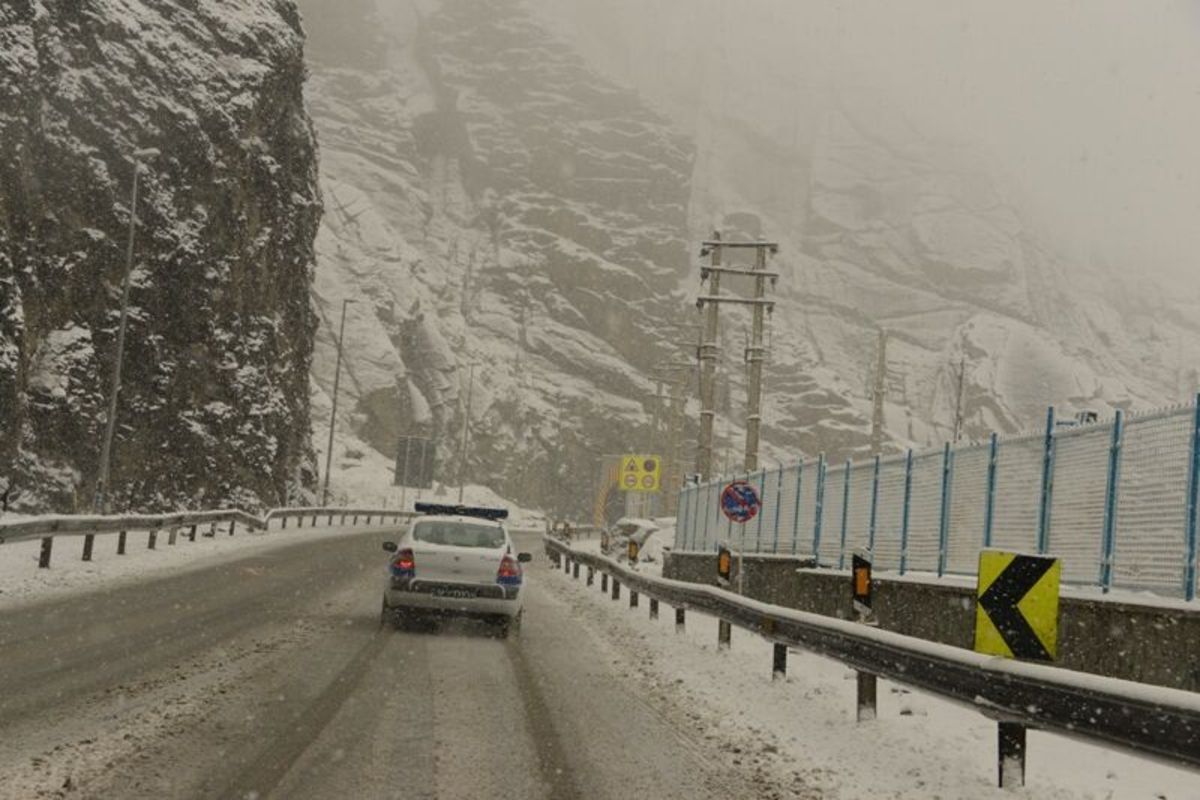 آغاز بارش برف در ارتفاعات و چالوس / مسافران سفر خود را به فردا موکول کنند