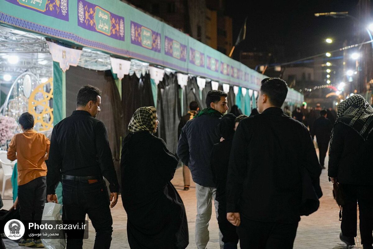 استقبال پرشور زائران و مجاوران حرم رضوی از نمایشگاه نوروزی «گذر علم و معرفت»