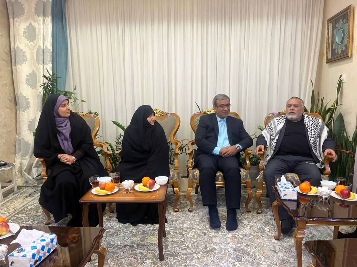 دیدار وزیر راه و شهرسازی با خانواده سردار شهید شوشتری 