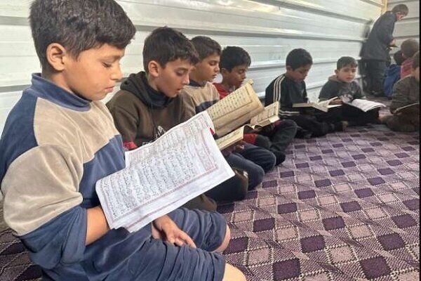نوجوانانی که در میان ویرانی‌های غزه قرآن تلاوت می‌کردند