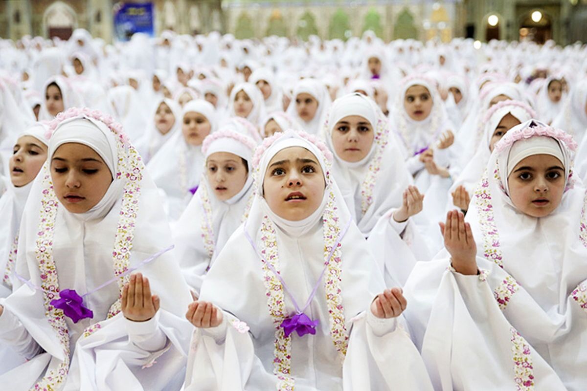 دانش‌آموزان دختر یاور نماز می‌شوند