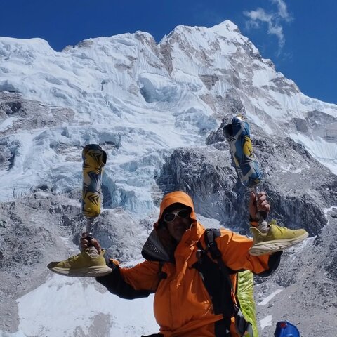 عکس | صعود یک فرد معلول به قله اورست