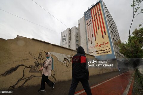 عکس | تصاویر رسانه خارجی از نقاشی دیواری غول‌پیکر ضد آمریکایی در تهران