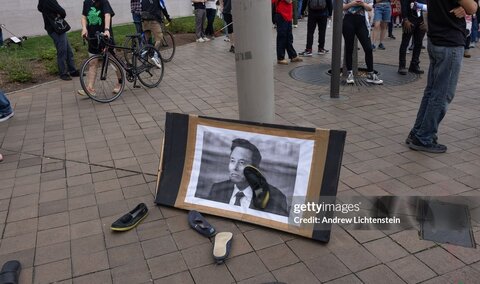 عکس | استقبال از ایلان ماسک با پرتاب کفش!