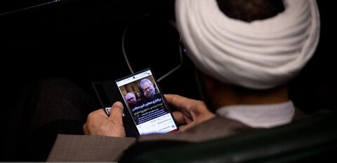 عکس | از اینستاگرام گردی آقای نماینده تا تست قند خون در صحن علنی مجلس!