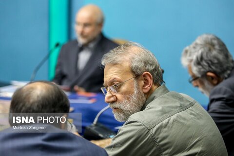 عکس | تیپ عجیب و غیر رسمی لاریجانی در جلسه شورای انقلاب فرهنگی