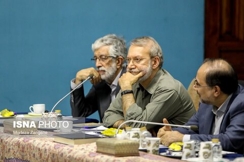 عکس | تیپ عجیب و غیر رسمی لاریجانی در جلسه شورای انقلاب فرهنگی