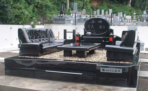 عکس | سنگ قبری عجیب در ژاپن!