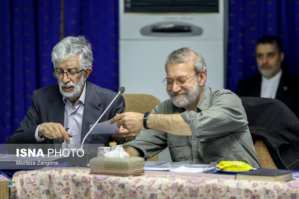 عکس | تیپ غیر رسمی لاریجانی در جلسه شورای عالی انقلاب فرهنگی