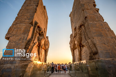 عکس منتخب هفته | از سفر عارف به مشهد تا تجمع علیه جنایات رژیم صهیونیستی در تهران