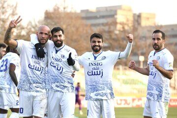 آب‌گرفتگی شدید در سن‌سیروس/ برگزاری دیدار ملوان و خیبر در هاله‌ای از ابهام