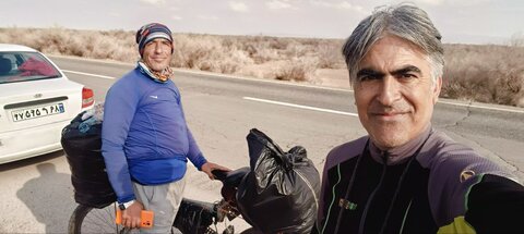میخواستم بگویم اگر بخواهیم میشود/
ساعتی همراه محمد فیروز که با دوچرخهای ساده و وسایلی معمولی سالهاست سفر میکند