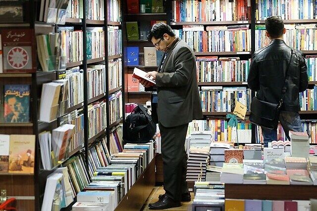 نگاهی به بازار کتاب و وضعیت این روزهای صنعت نشر/ خرید کتاب، آخرین دغدغه یک خانواده ایرانی