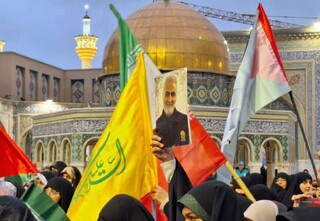 فریاد دانش‌آموزان برای حمایت از کودکان غزه در صحن قدس حرم رضوی