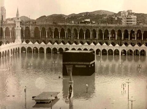 عکس | تصویری دیدهنشده از سیل مکّه و مردی که کنار «کعبه» شنا میکند