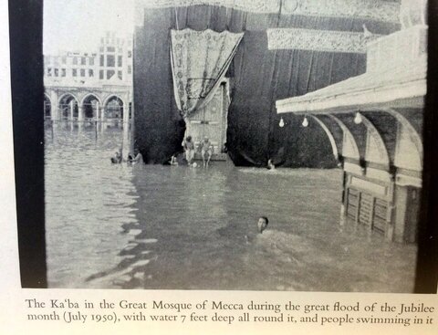 عکس | تصویری دیدهنشده از سیل مکّه و مردی که کنار «کعبه» شنا میکند