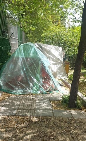 عکس | تصاویر عجیب از چادرخوابی بیماران در بیمارستان قلب رجایی