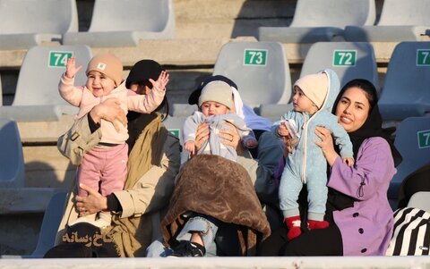 عکس | قاب احساسی مادران و نوزادان در ورزشگاه اراک