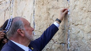 سفیر جدید آمریکا در اسرائیل نامه دست‌نویس ترامپ را در دیوار مسجدالاقصی گذاشت
