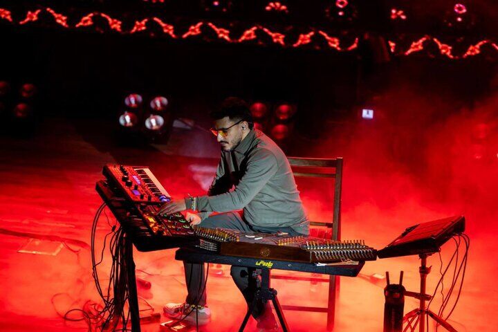 برگزاری کنسرتی بداهه با چشم بند!