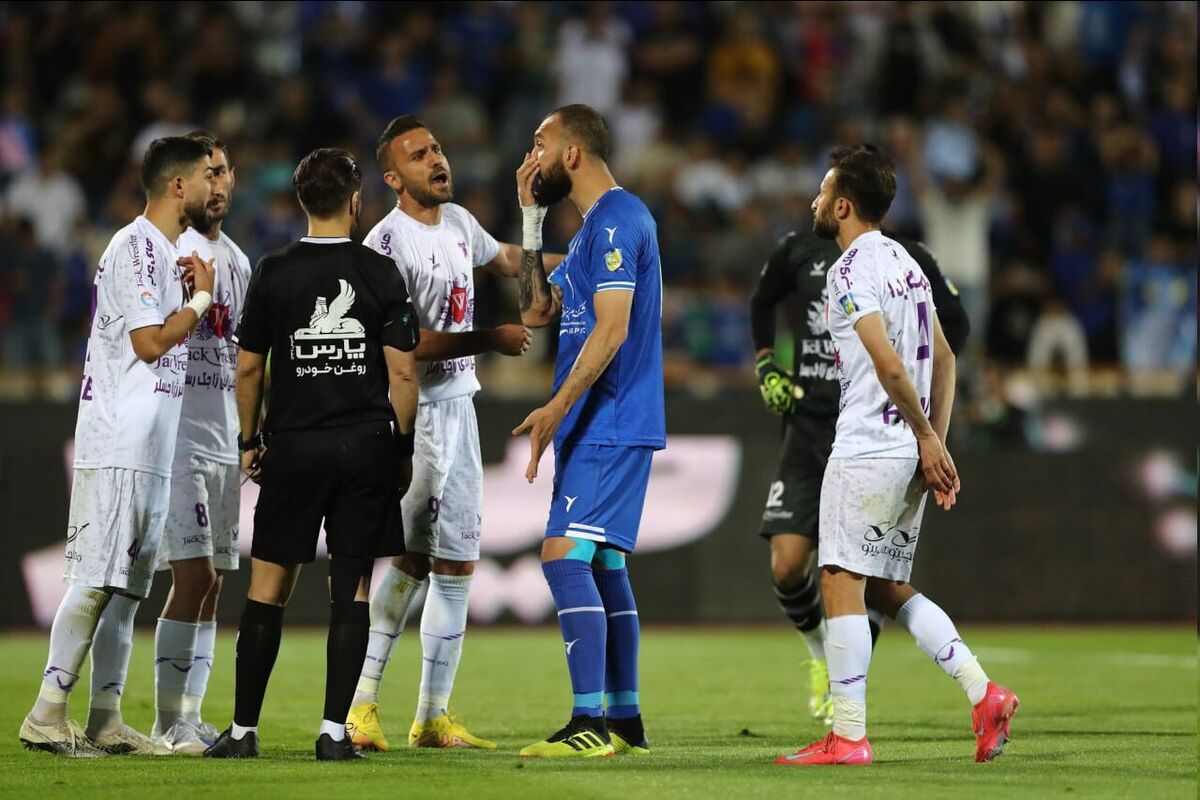 تساوی جنجالی در آزادی؛ تیر، VAR و بدشانسی استقلال را باز هم متوقف کرد
