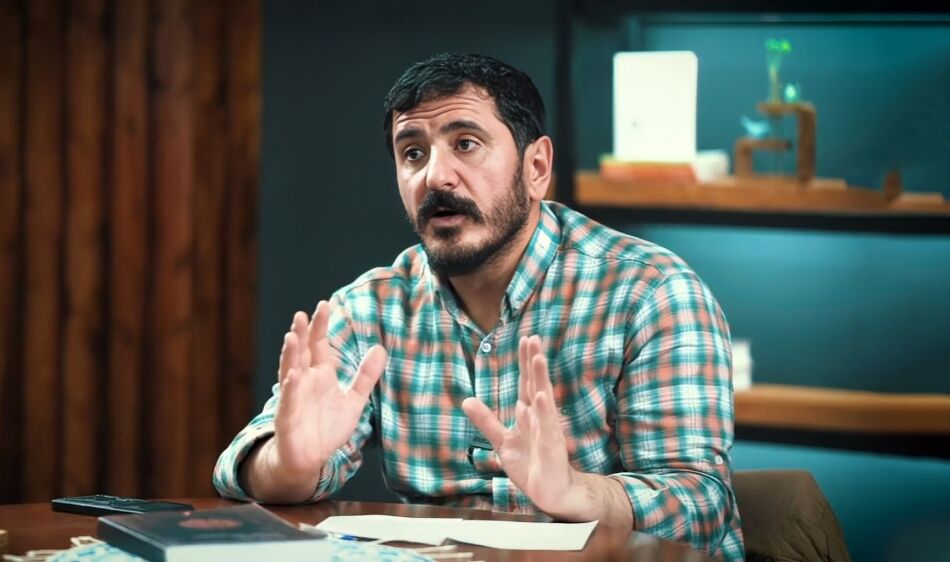 خبر را باید گوشی بشنود که تربیت شده باشد و بنیاد کتاب هم بر تربیت گوش است / متأسفانه فراتر از سیاست نمی‌اندیشیم