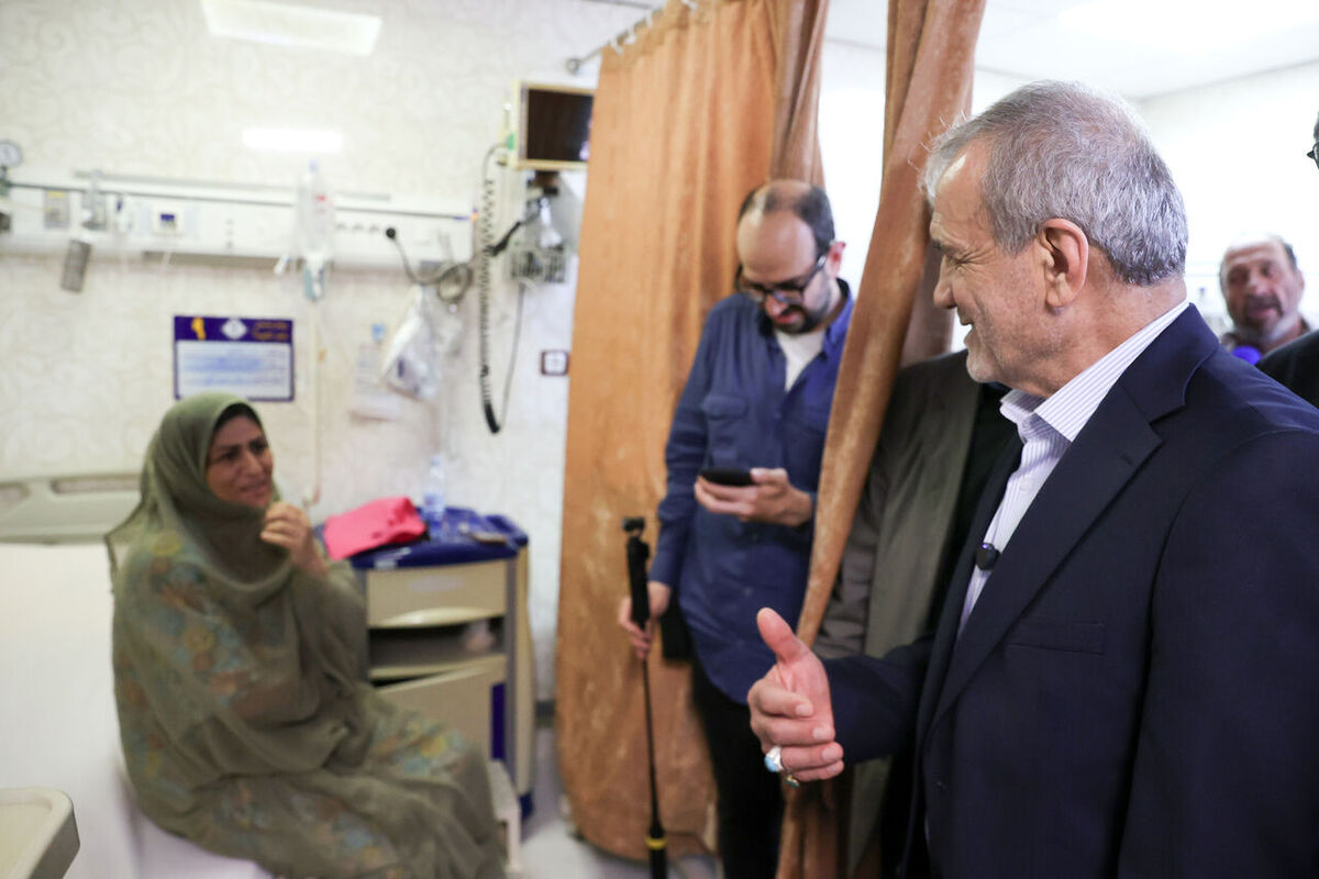 عیادت رئیس‌جمهور از مجروحان حادثه بندر شهید رجایی