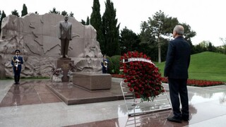 ادای احترام پزشکیان به آرامگاه حیدر علی‌اف و یادبود شهدای ۲۰ ژانویه باکو