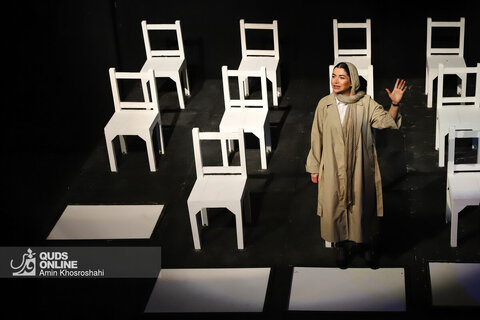 نمایش " سندروم پای بی‌ قرار " - تماشاخانه کربن