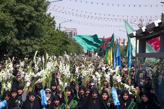 دختران خورشید حرم مطهر رضوی را گل‌باران کردند