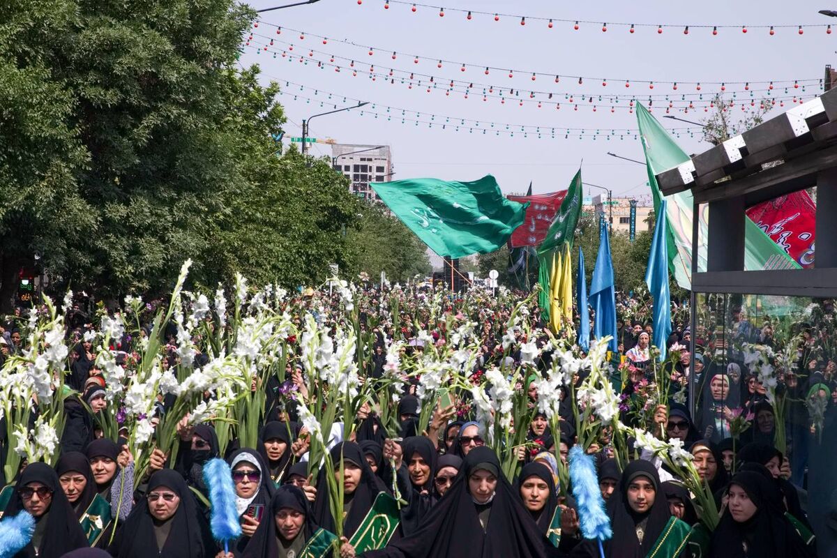 دختران خورشید حرم مطهر رضوی را گل‌باران کردند