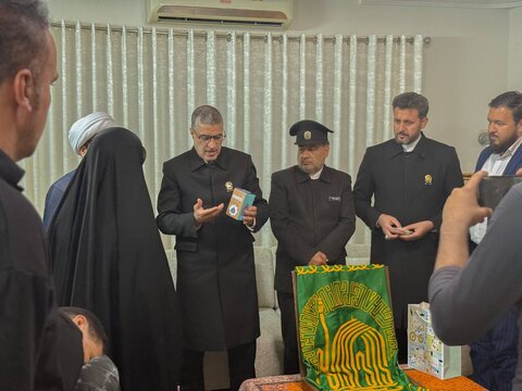 حضور کاروان «زیر سایه خورشید» در بیت شهید مدافع امنیت، سرباز گمنام امام زمان (عج) محمد ایاره