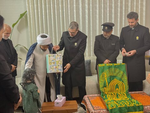 حضور کاروان «زیر سایه خورشید» در بیت شهید مدافع امنیت، سرباز گمنام امام زمان (عج) محمد ایاره