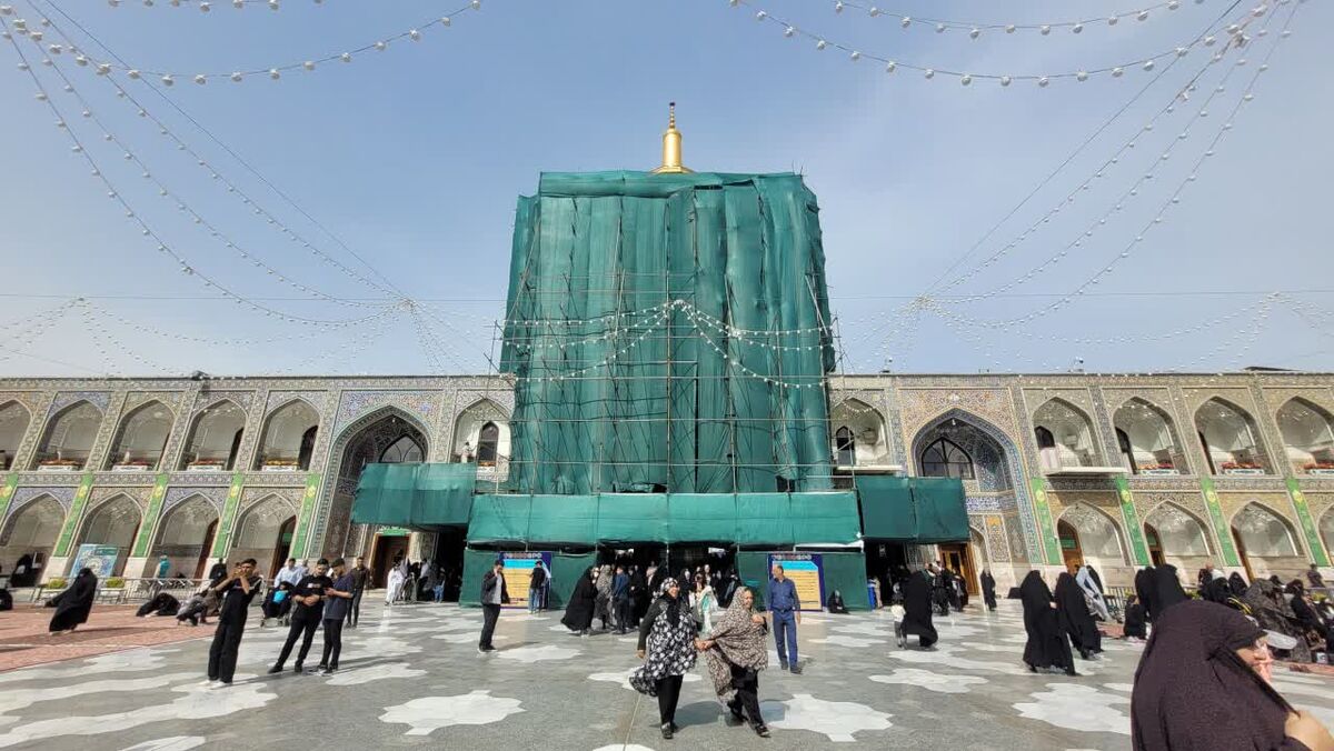 مرمت کاشی‌کاری و تزئینات ایوان تاریخی عباسی حرم مطهر رضوی
