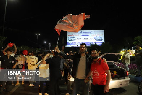 جشن خیابانی تبریزی‌ها پس از قهرمانی تراکتور در لیگ برتر فوتبال