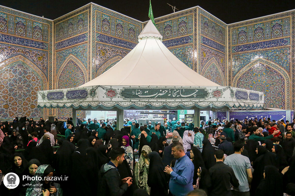 پذیرایی از زائران با مشارکت ۴۵ موکب و خادمیار در چایخانه‌های حرم رضوی
