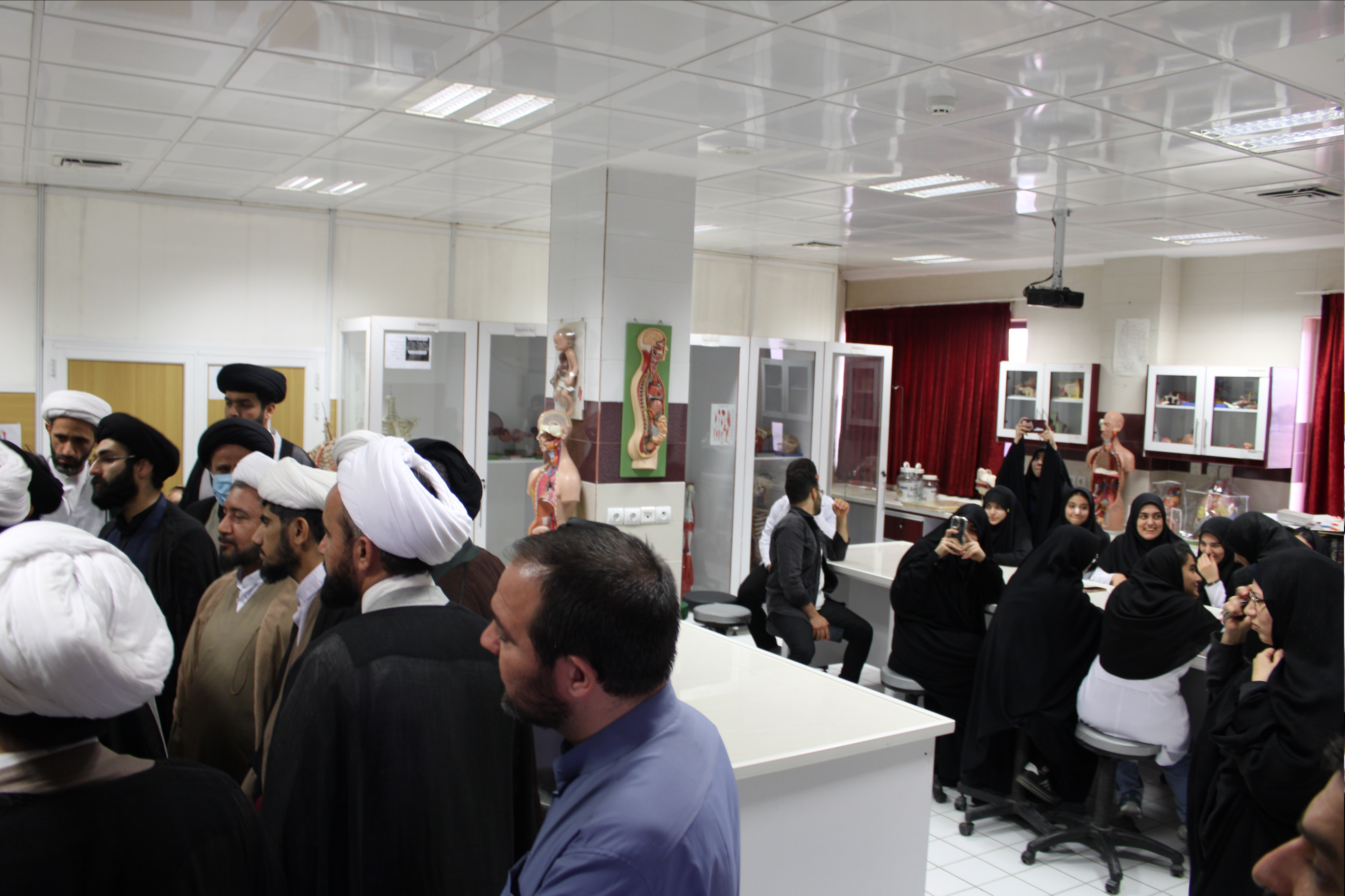 نشست علمی مشترک بررسی فقهی و پزشکی تشریح و کالبدشکافی در دانشگاه علوم پزشکی قم برگزار شد