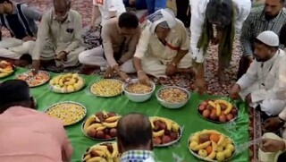 اجرای مراسم سنتی «طبق دسترخوان» زائران هند و پاکستان در حرم رضوی