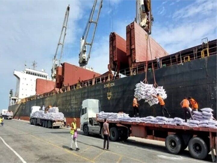 پهلو گرفتن کشتی حامل ۲۲ هزار تن برنج وارداتی در بندر بوشهر