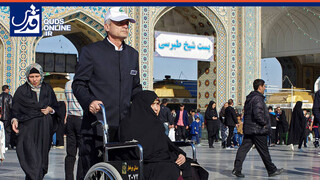 فیلم | خادمان بخش ویلچر حرم مطهر رضوی پایِ زیارت می‌شوند