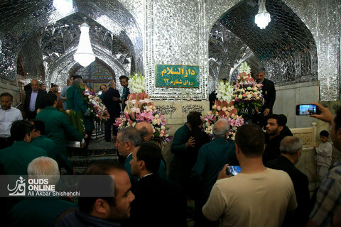 گل‌آرایی ضریح مطهر امام رضا (ع)