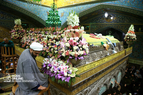 گل‌آرایی ضریح مطهر امام رضا (ع)