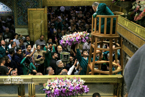 گل‌آرایی ضریح مطهر امام رضا (ع)