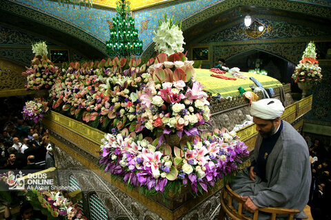 گل‌آرایی ضریح مطهر امام رضا (ع)